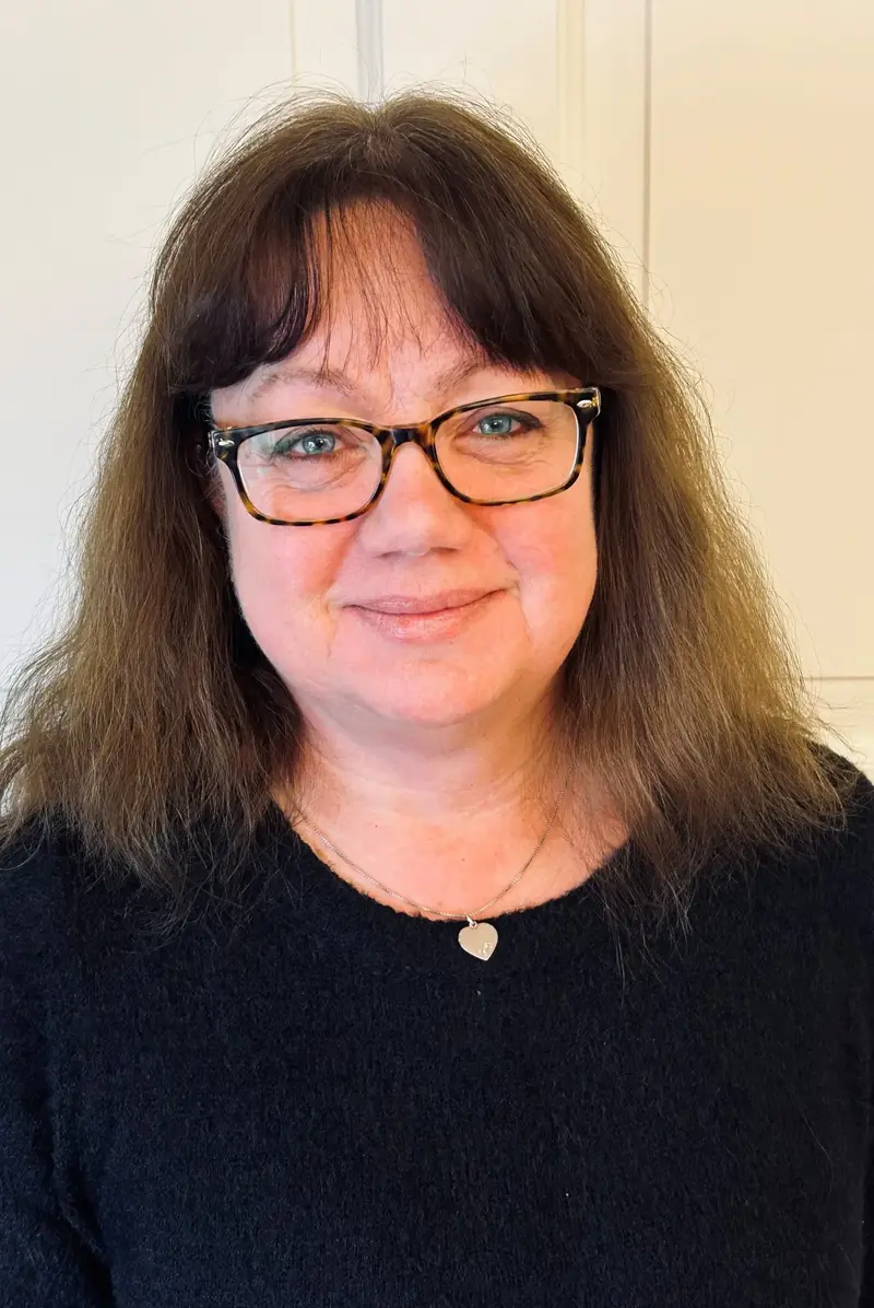 Janet Celin, Ekonomi & administration